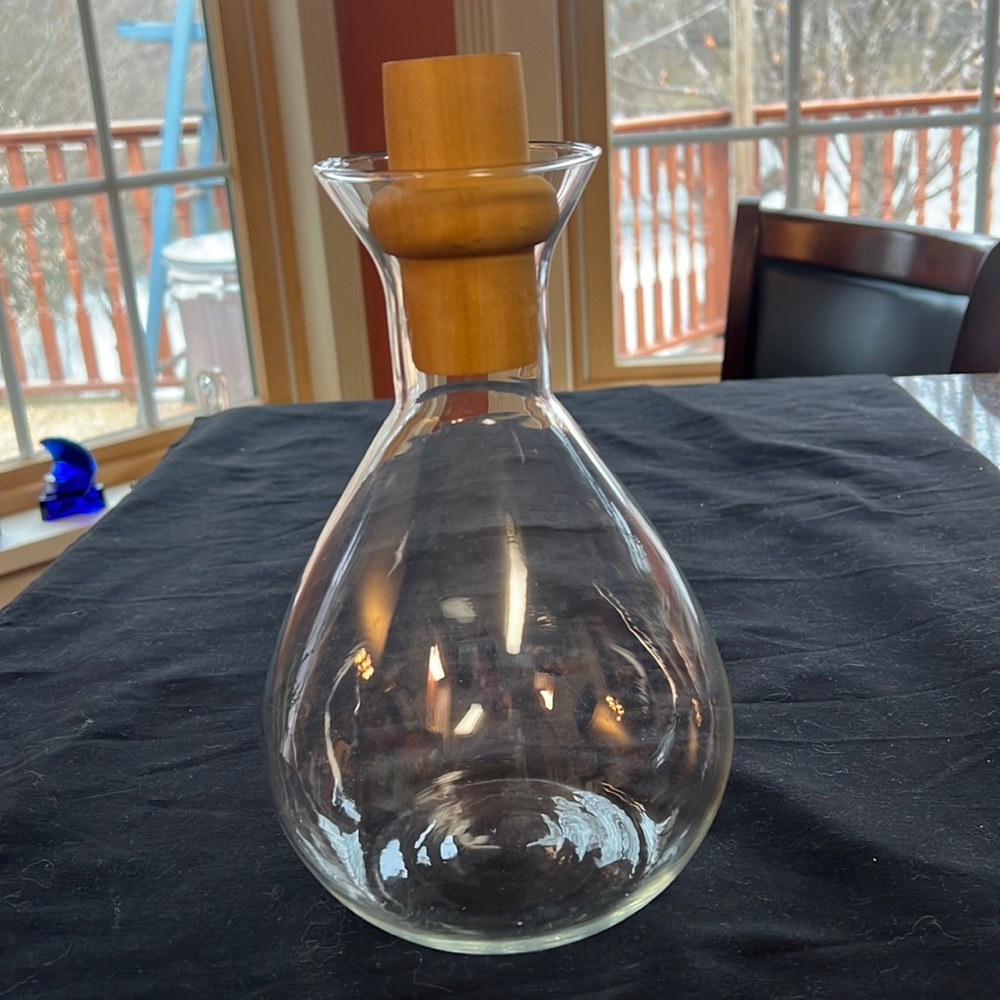 Pyrex wine decanter 2 quart with wooden stopper
